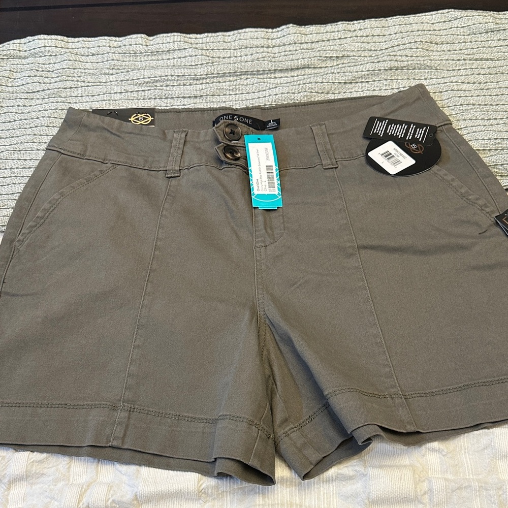 Women's Cargo Shorts in Olive